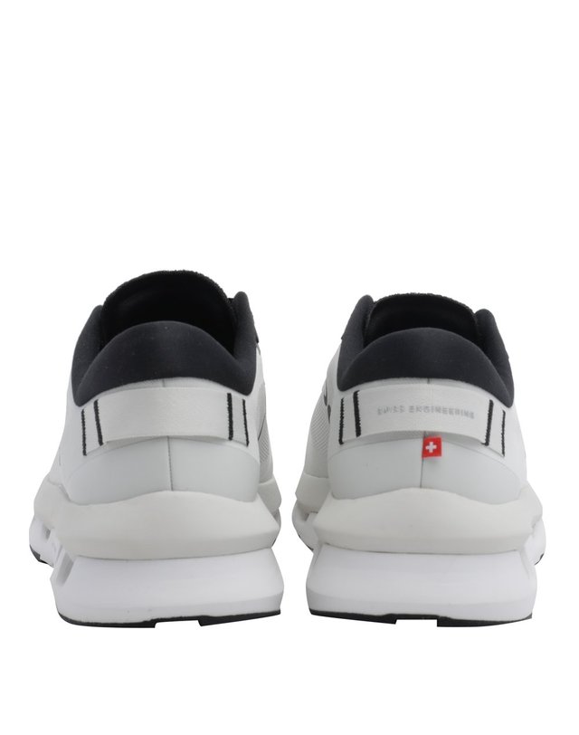 온 [해외직구] 26 F/W 온러닝 CLOUDZONE 스니커즈 3WF10071926/ICE/BLACK B0012334729 착용컷