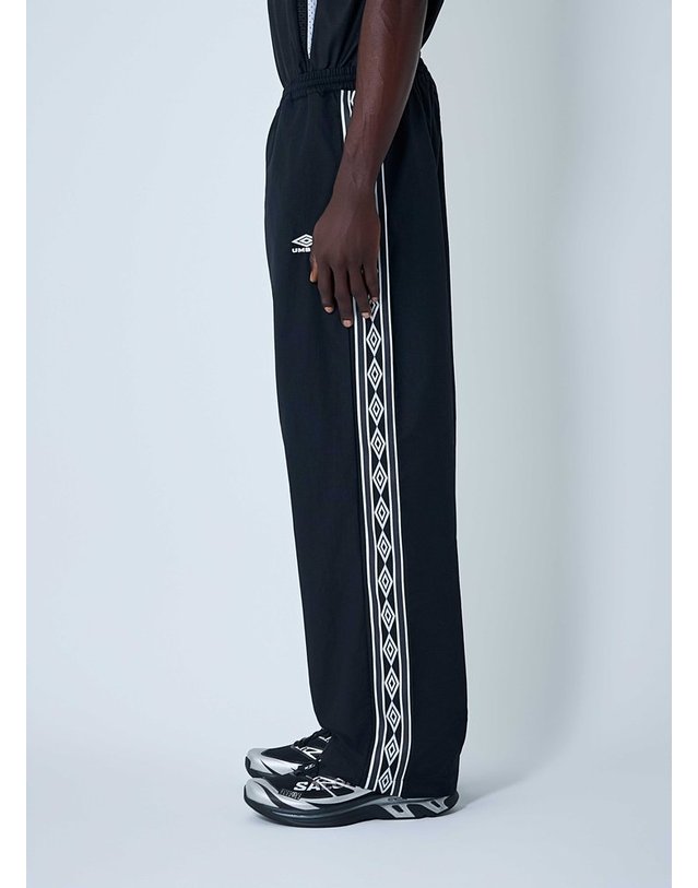 엄브로 [해외직구] 25 F/W 엄브로 OG 테이프 트랙 팬츠 UBMW0361FA229 BLK0001 B0111837096 착용컷