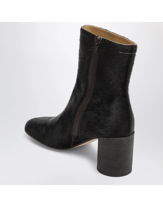 엠엠식스 메종 마르지엘라 [해외직구] 26 F/W MM6 메종 마르지엘라 다크 브라운 PONYSKIN 앵클 부츠 S66WU0145P7868-T2154 B0052315023 착용컷