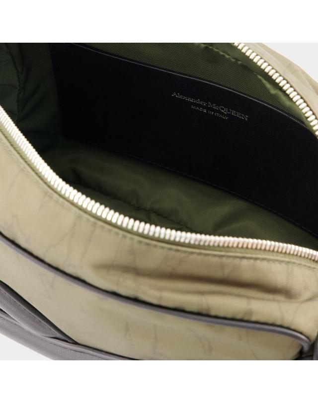 알렉산더맥퀸 [해외직구] 24 S/S 알렉산더 맥퀸 하니스 카메라 백 ALEXANDER MCQUEEN 나일론 카키 7262921AAQ02670 B0731435217 착용컷