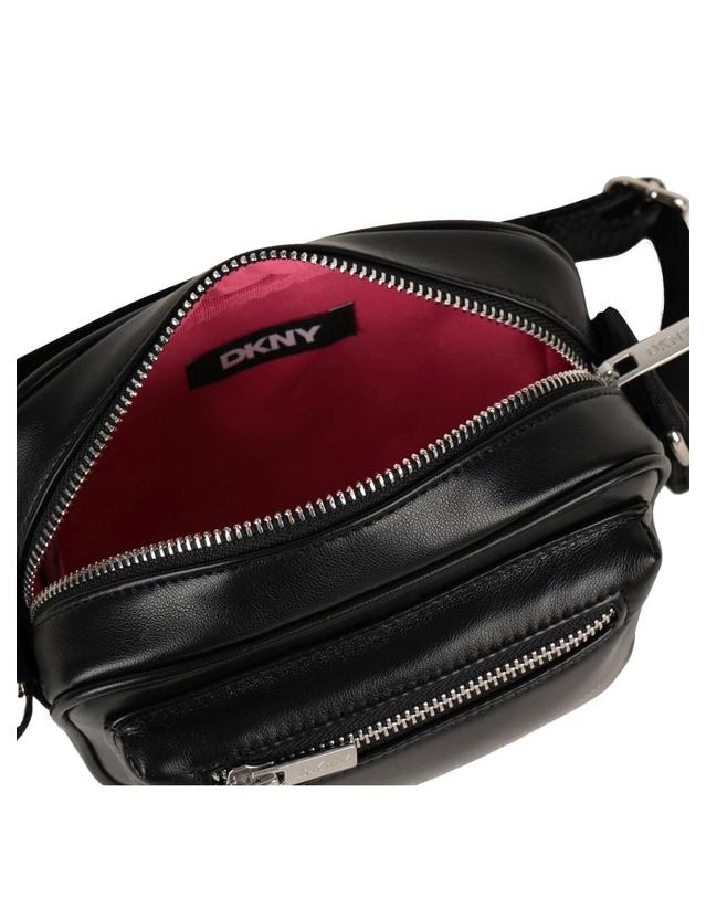 디케이앤와이 [해외직구] 25 F/W DKNY 핸드 백 WITH 로고 (KIDS 상품) D62474K_09B B0041775197 착용컷
