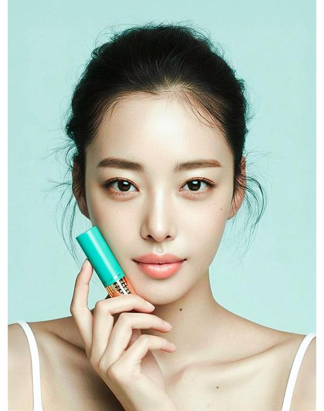 이퓨럽 (더블세트)이퓨럽 무향 저자극 비건 보습 립프로텍션 스틱 립밤 4g+4g 착용컷