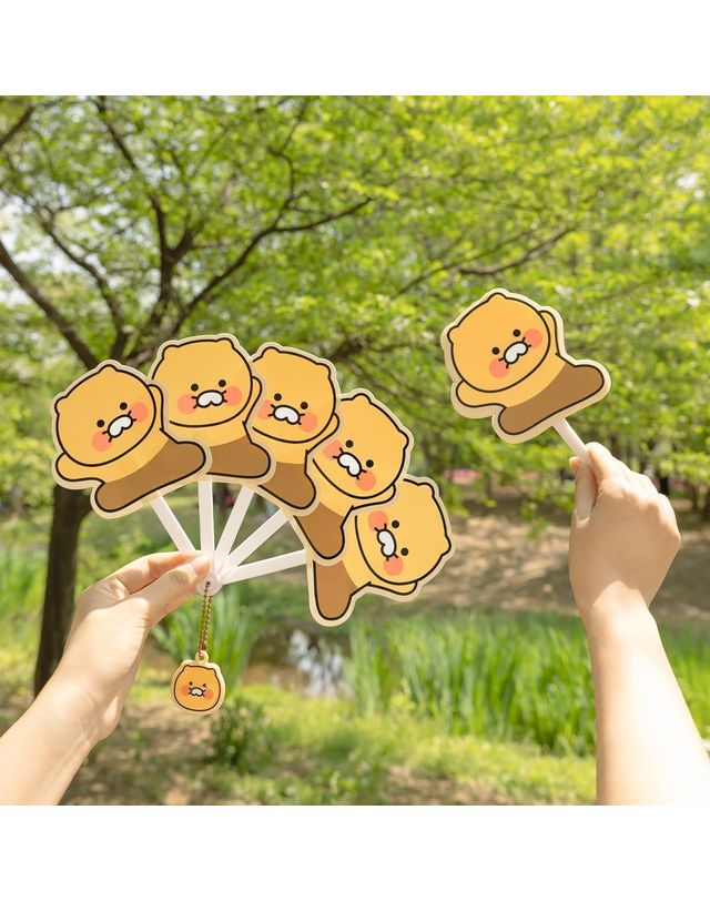 오너클랜 춘식이 접이식 부채 팬시용품[WE8A4D8] 착용컷