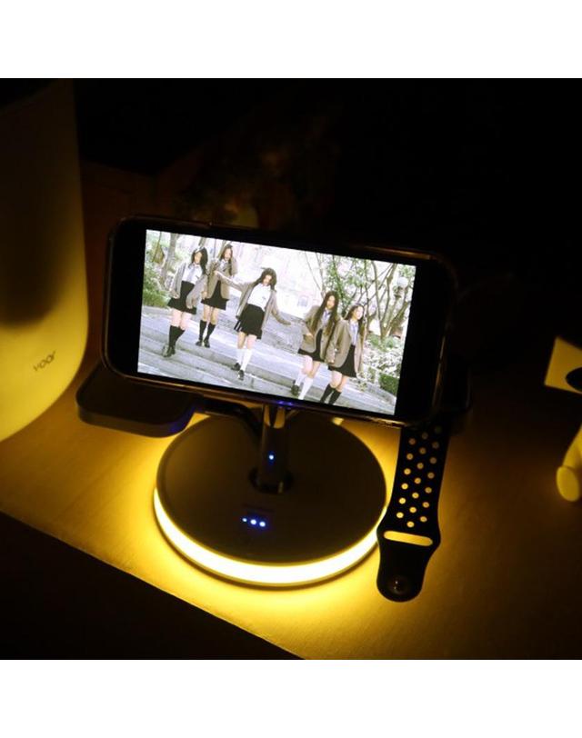 머레이코리아 머레이 트리몰드 무드등 맥세이프 3in1 무선충전기 tri-10 착용컷