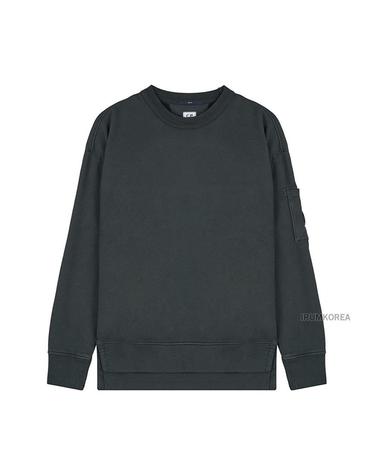[CP컴퍼니] FW25 남성 다이애그널 박시 맨투맨 19CMSS058A 006372G 978