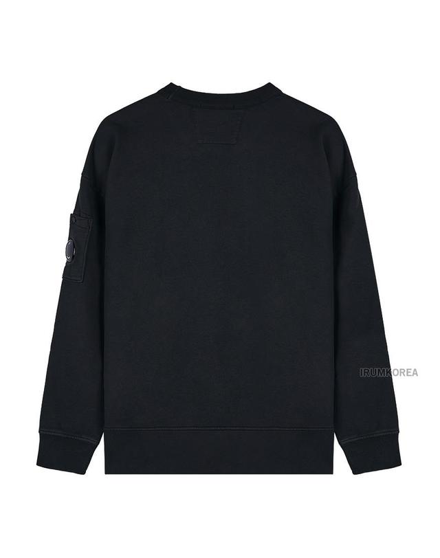 씨피컴퍼니 [CP컴퍼니] FW25 남성 다이애그널 박시 맨투맨 19CMSS058A 006372G 999 착용컷