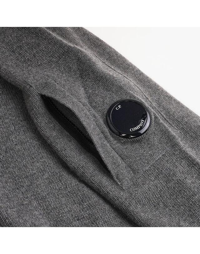 씨피컴퍼니 [CP컴퍼니] FW25 남성 램스울GRS 터틀넥니트 19CMKN166A 110149A 921 착용컷