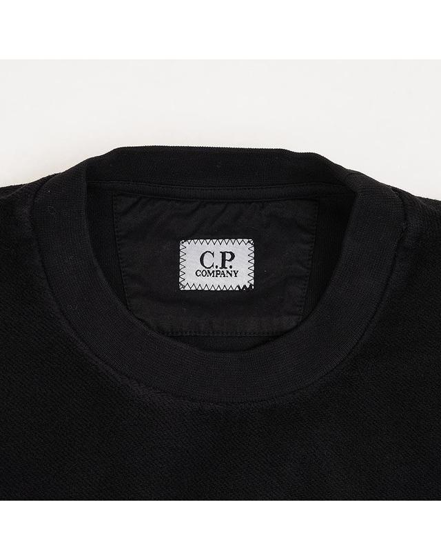 씨피컴퍼니 [CP컴퍼니] FW26 남성 렌즈 크루넥 티셔츠 21CMSS192A 006614G 999 착용컷