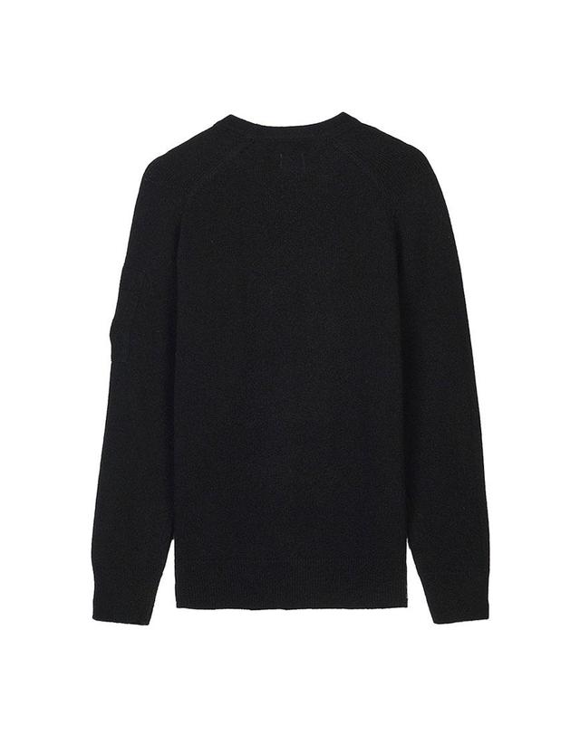 씨피컴퍼니 [CP컴퍼니] FW26 남성 렌즈 디테일 울 니트 21CMKN085A 110149A 999 착용컷