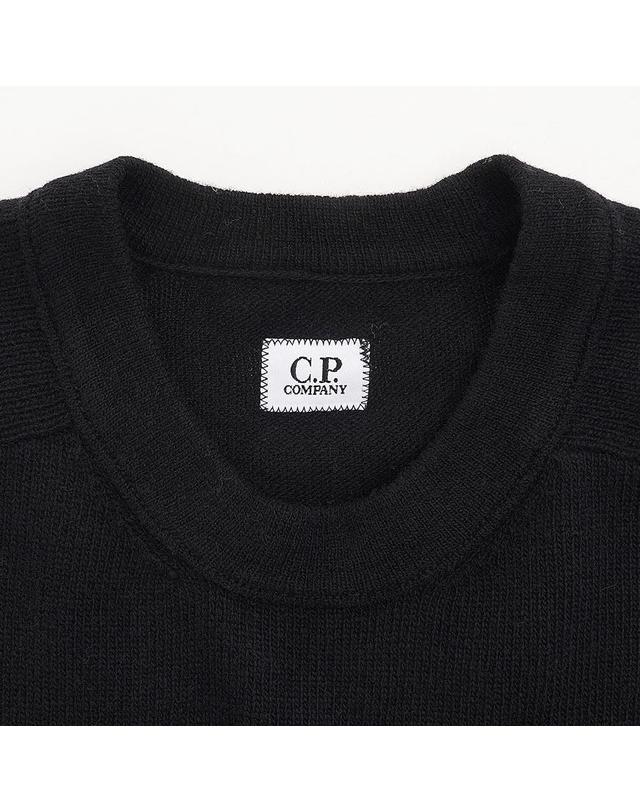 씨피컴퍼니 [CP컴퍼니] FW26 남성 렌즈 디테일 울 니트 21CMKN085A 110149A 999 착용컷