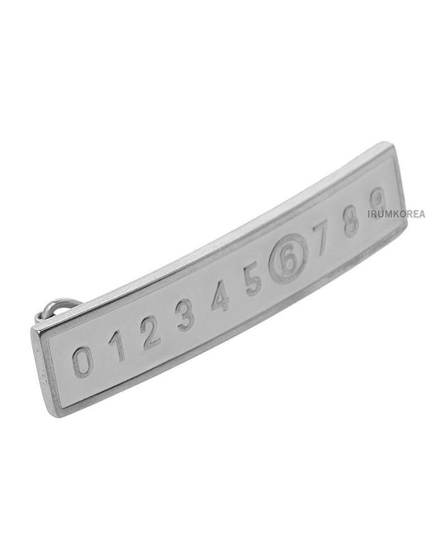 엠엠6 [MM6] SS25 여성 넘버링 로고 헤어클립 SM6TW0011 P7211 961 착용컷