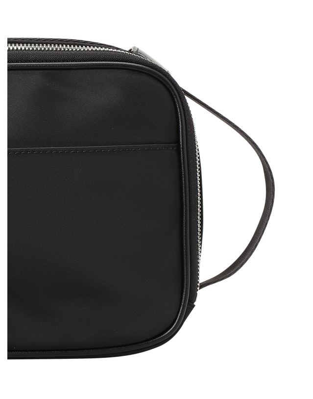 더 시에나 라이프 Siena Essential Pouch_PZBA5Z0102_BK 착용컷