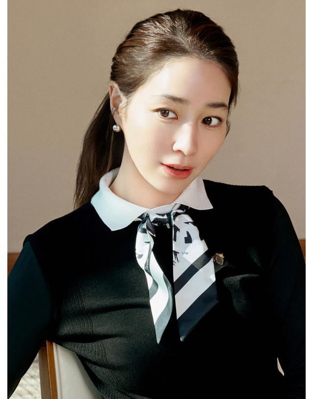더 시에나 라이프 로고 실크 스카프 (WOMEN)_PWMU6E0001_BK 착용컷