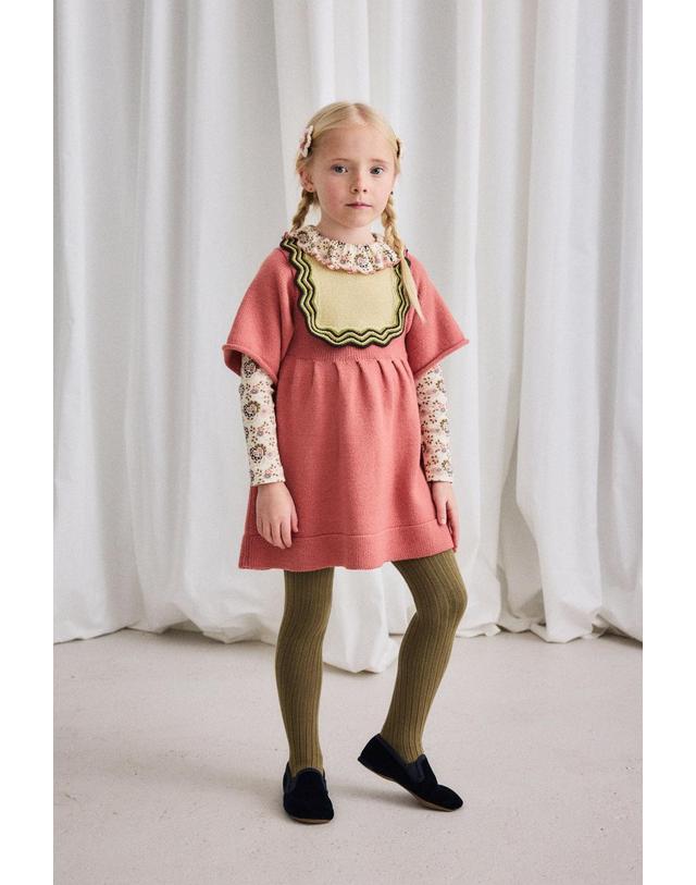 미샤앤퍼프 미샤앤퍼프 25FW 키즈 니트원피스 CHEVRON BIB DRESS-ROSEWOOD K1132F25-641 착용컷