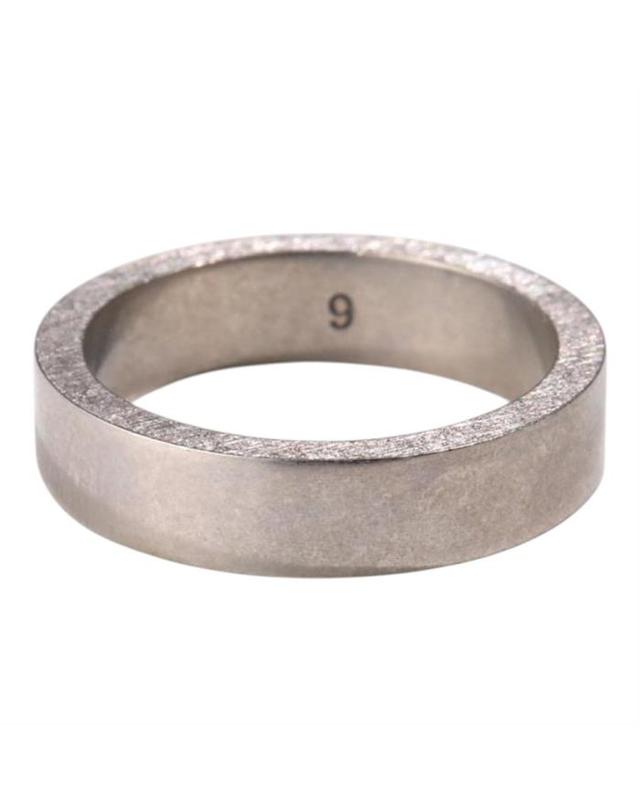 메종 마르지엘라 [밀라코/당일발송] 메종 마르지엘라 5mm 로고 링 실버 SM1UQ0064 SV0091 951 착용컷
