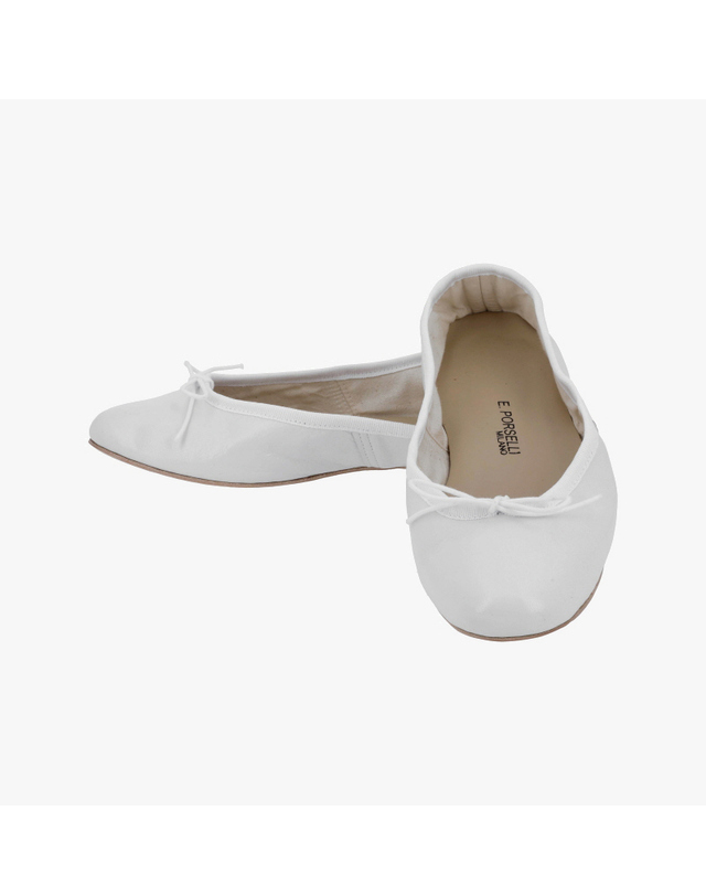 포셀리 포셀리 BALLET LEATHER FLAT 95 WHITE 발레 레더 플랫 95 화이트 플랫슈즈 착용컷