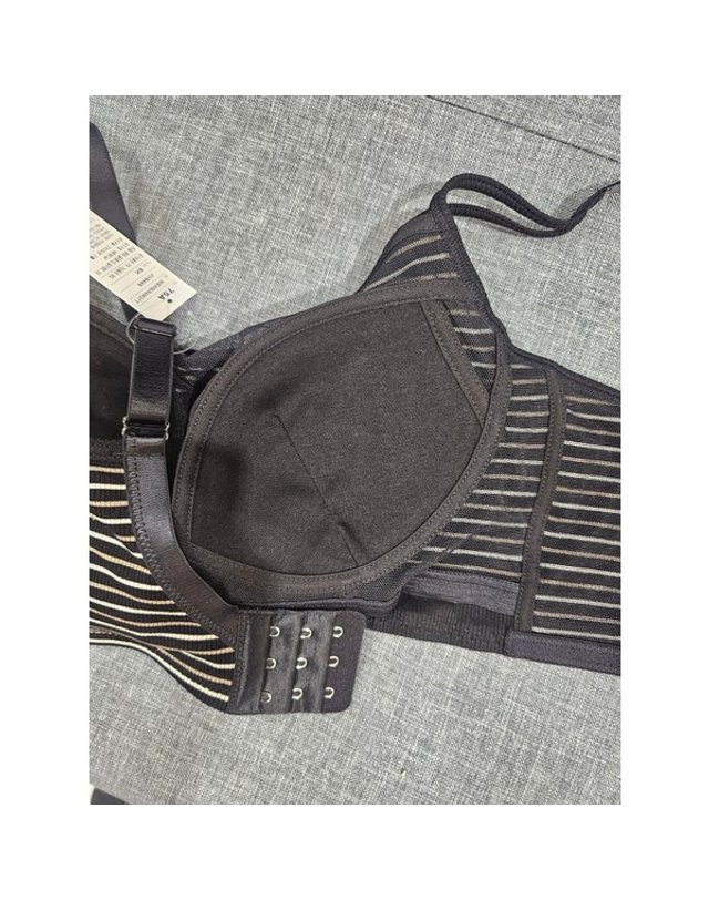 원더브라 wonderbra [갤러리아] 블랙 스트랩 스트라이프 노와이어 브라 (70A~85D)WBWBR6M37T 착용컷