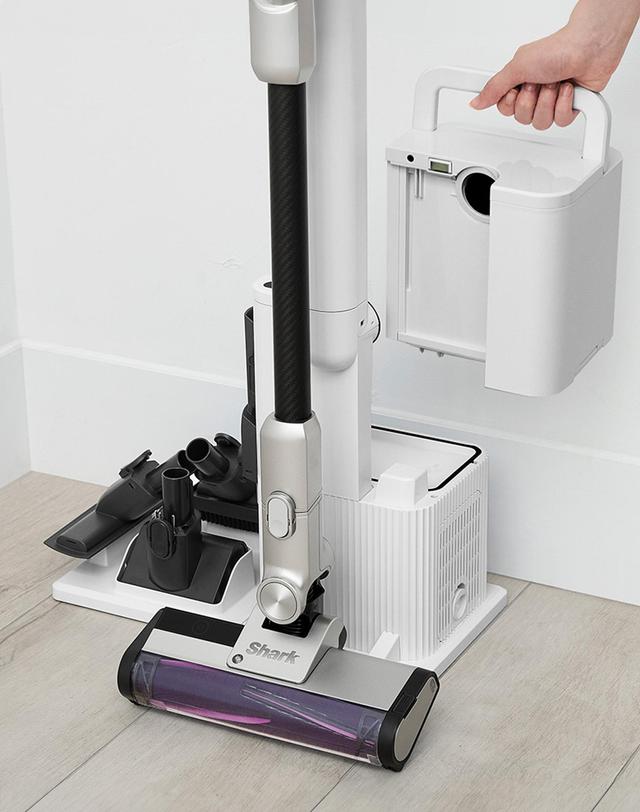 샤크 샤크 디텍트 클린 앤 엠티 IQ+ IW3241KR (블랙/화이트) 착용컷