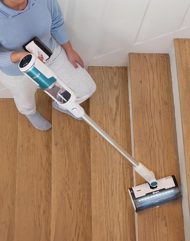 샤크 샤크 디텍트 Clean & Empty 무선청소기 BU3521KR 착용컷