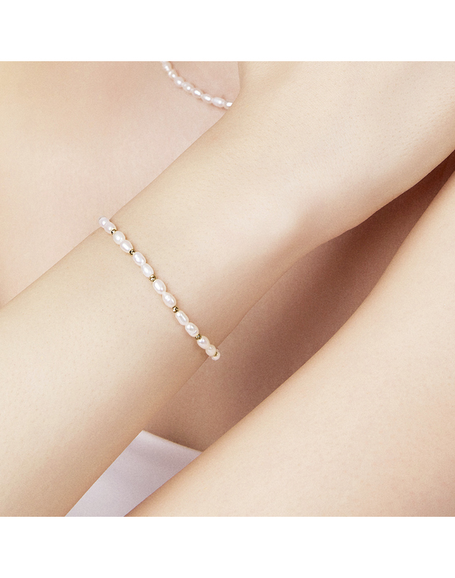 모아르 [모아르] 14K 블러쉬 컷팅볼 진주 팔찌 착용컷
