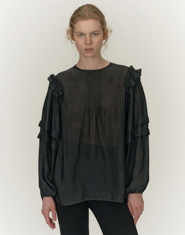 솔티페블 SHEER RUFFLE BLOUSE [BLACK] 블랙 착용컷
