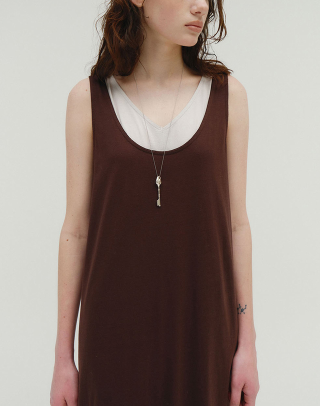 솔티페블 REVERSIBLE SLIT LONG DRESS [BROWN] 브라운 착용컷