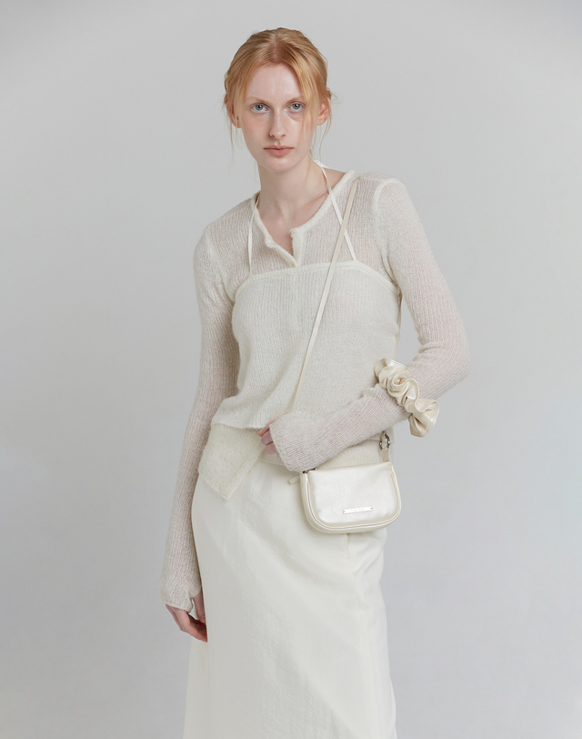 로우타이드 SCRUNCHIE MINI BAG [IVORY] 아이보리 착용컷
