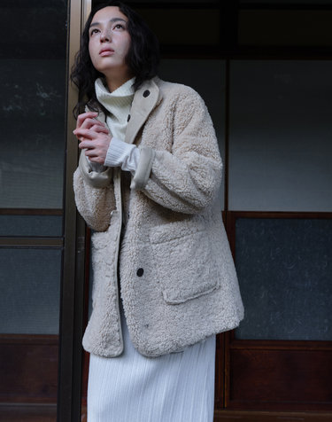SHEARING REVERSIBLE MUSTANG [BEIGE]