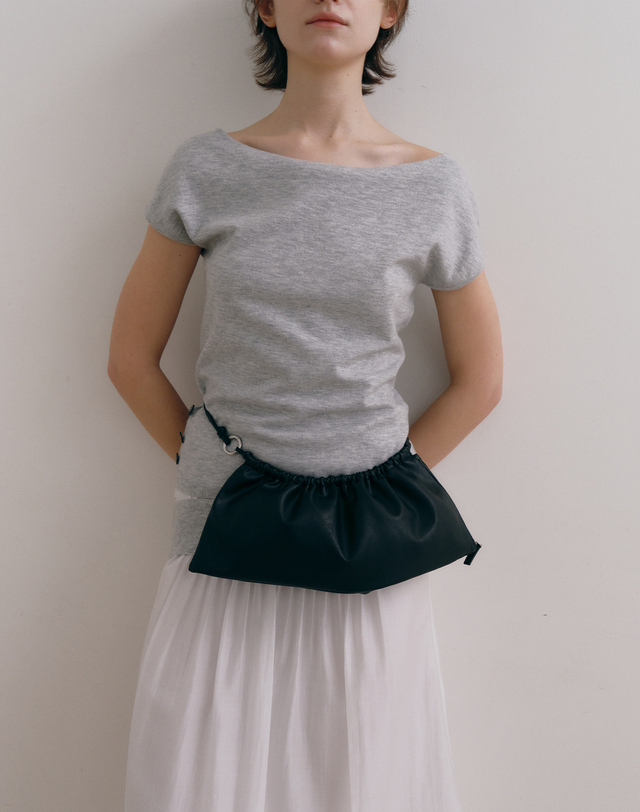 로우타이드 STRAP SHIRRING BAG [BLACK] 블랙 착용컷