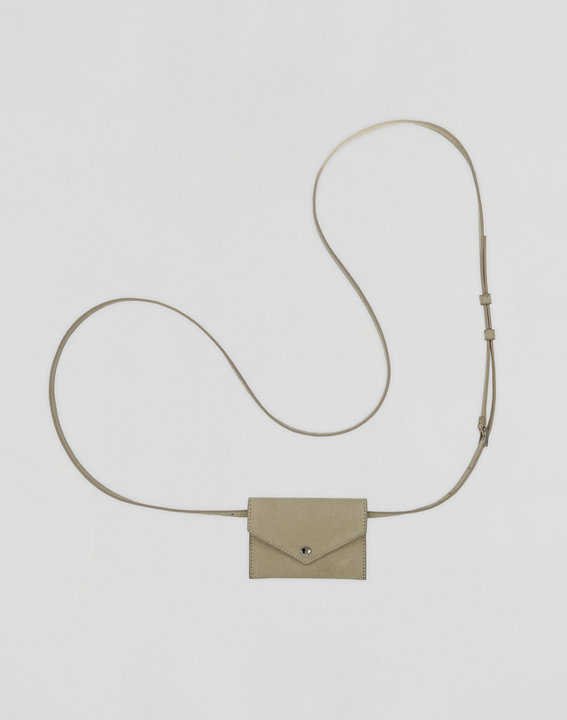 로우타이드 [1st REORDER] SUEDE LONG BELT BAG [BEIGE] 베이지 착용컷