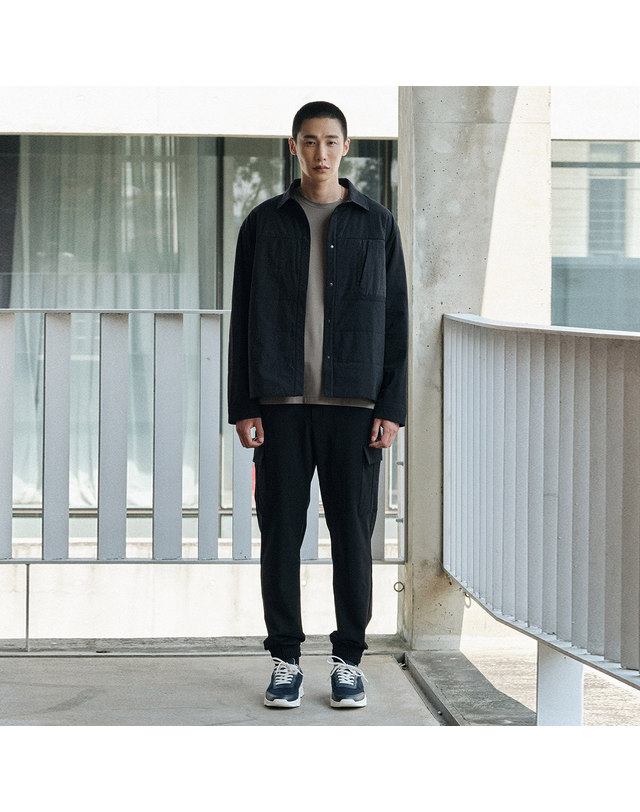에스티코 유틸리티 셔츠형 패딩_블랙 (오버핏)_SWDVAB1OSB 착용컷
