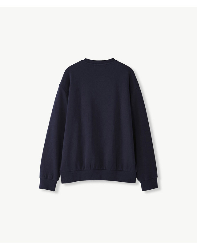 에스티코 알파벳 아플리케 맨투맨_네이비 (오버핏)_DTSVA70CSN 착용컷