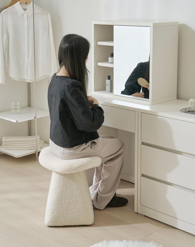 레브루 루미 부클레 화장대 스툴 의자 착용컷