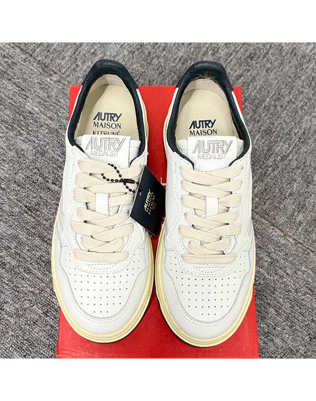 오트리 [명품] 25FW 오트리 X 메종 키츠네 여성 메달리스트 레더 스니커즈 화이트 네이비 AULWMK01 그레이 착용컷