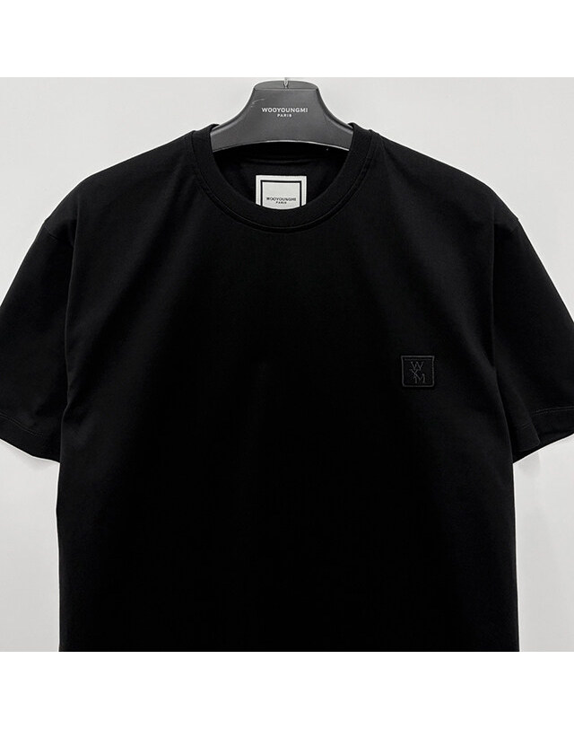 우영미 [명품] 25FW 우영미 플라워 백로고 반팔티 블랙 W253TS06 708B BLACK 착용컷