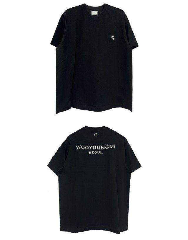 우영미 [명품] W233TS10708B 서울 엠보 로고 라운드 반팔티셔츠 블랙 남성 티셔츠 / BLACK 착용컷