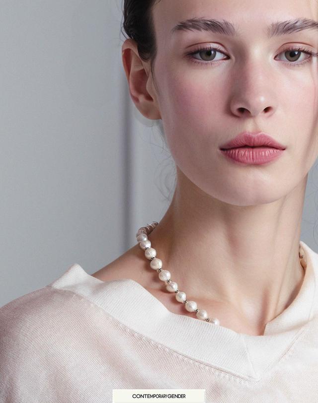 컨템포러리젠더 펄 오빗 네크리스 Pearl Orbit Necklace 착용컷