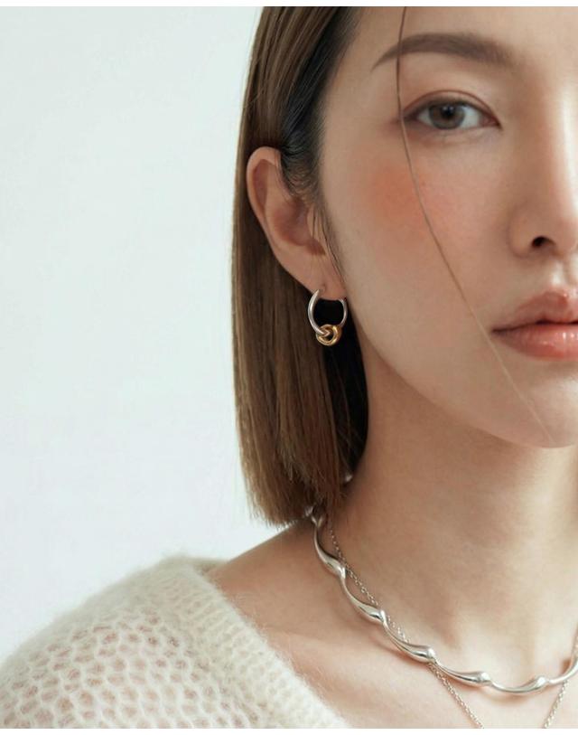 컨템포러리젠더 [컨젠] Fluid Knot Hoop Earrings 플루이드 낫 후프 이어링 실버 착용컷