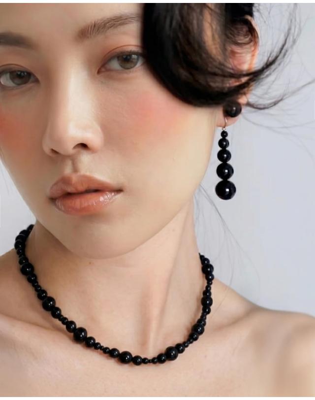 컨템포러리젠더 [컨젠] Noir Rhythm Earrings 누아르 리듬 이어링 블랙 착용컷