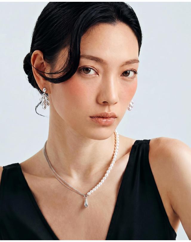 컨템포러리젠더 [컨젠] Fluid Drop Pearl Necklace 플루이드 드롭 펄 네크리스 실버 착용컷