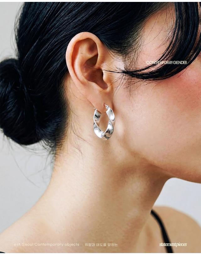 컨템포러리젠더 [컨젠] Torsion Fluid Hoop Earrings 토션 플루이드 후프 이어링 실버 착용컷