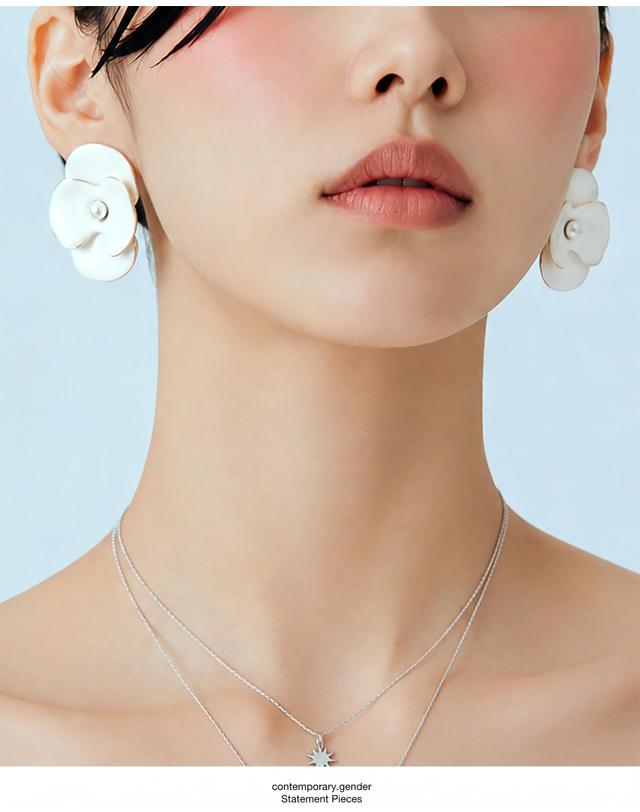 컨템포러리젠더 [컨젠] Organic Flora Earrings 오가닉 플로라 이어링 화이트 착용컷