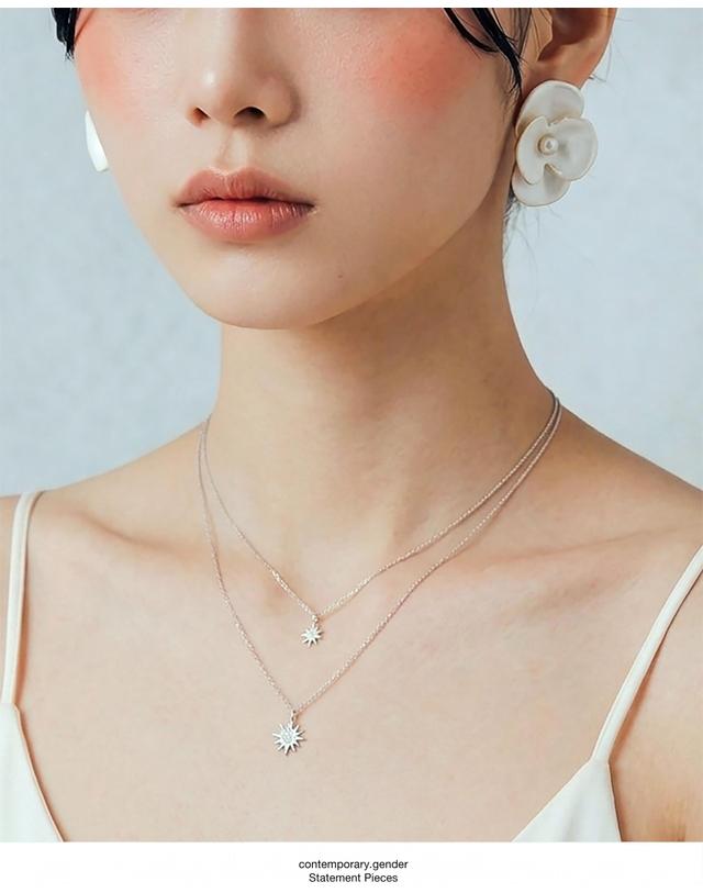 컨템포러리젠더 [컨젠] Organic Flora Earrings 오가닉 플로라 이어링 화이트 착용컷