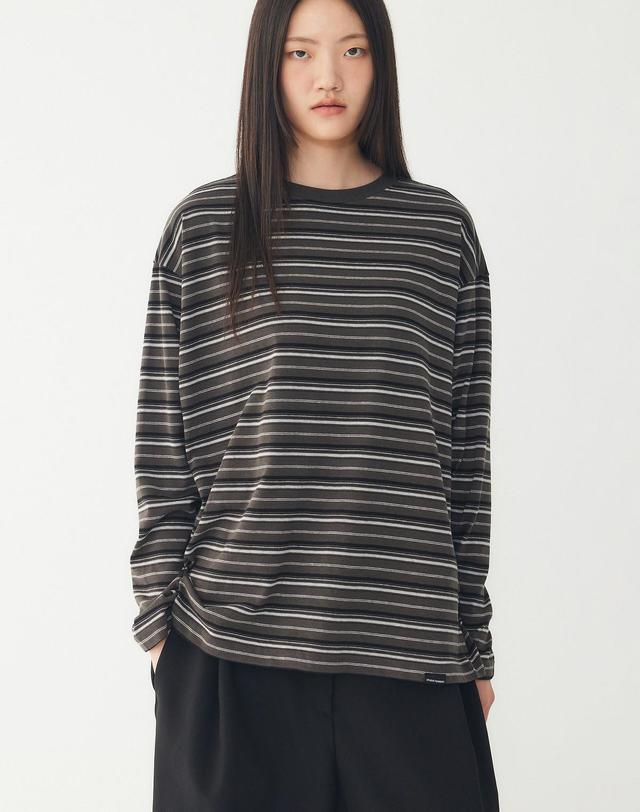 스튜디오 톰보이 [STUDIO TOMBOY] 멀티 스트라이프 라운드넥 긴팔 티셔츠 _챠콜 9176322980 착용컷