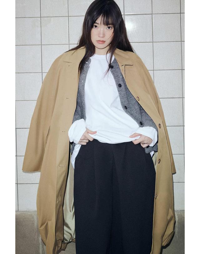 스튜디오 톰보이 [STUDIO TOMBOY] 밑단 볼륨 트렌치코트_다크베이지 9106111201 착용컷