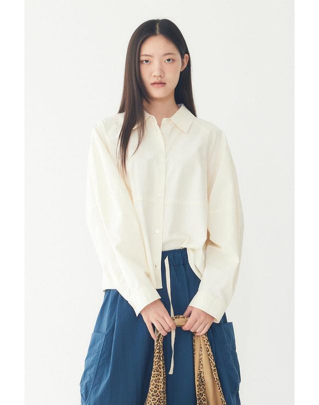 스튜디오 톰보이 [STUDIO TOMBOY] 절개 라인 백 주름 긴팔 셔츠 _크림 9106321104 착용컷