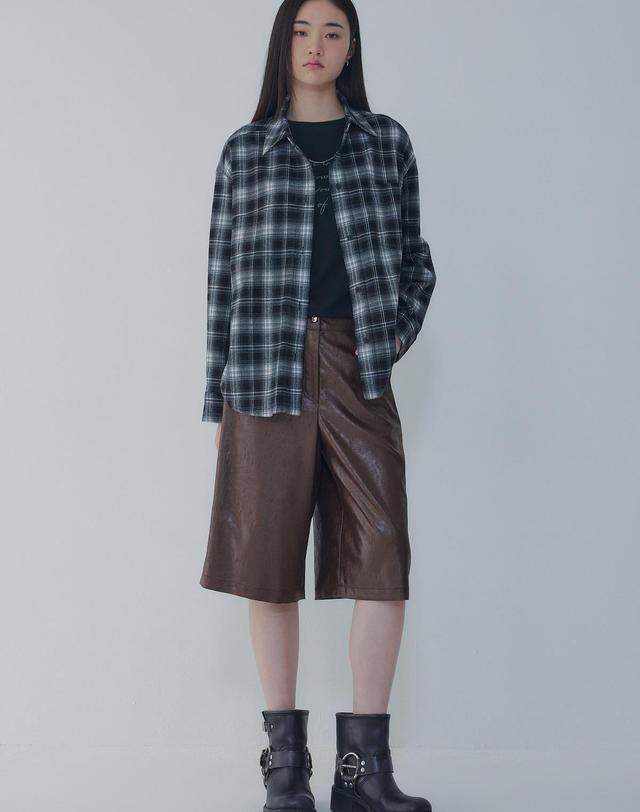 보브 [VOICE OF VOICES] 글로시 코팅 버뮤다 팬츠_브라운 7156330003 착용컷