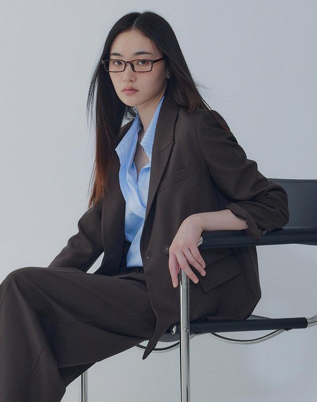 보브 [VOICE OF VOICES] 포켓 디테일 세미 더블 자켓_브라운 7156310001 착용컷