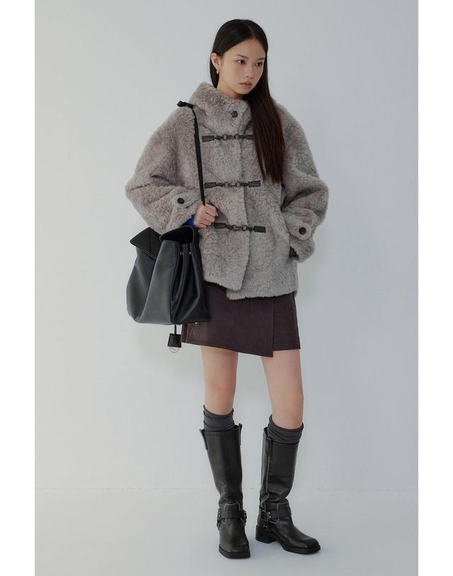 보브 [VOICE OF VOICES] 토글 디테일 후드 신세틱 퍼 자켓_그레이 7156475004 착용컷