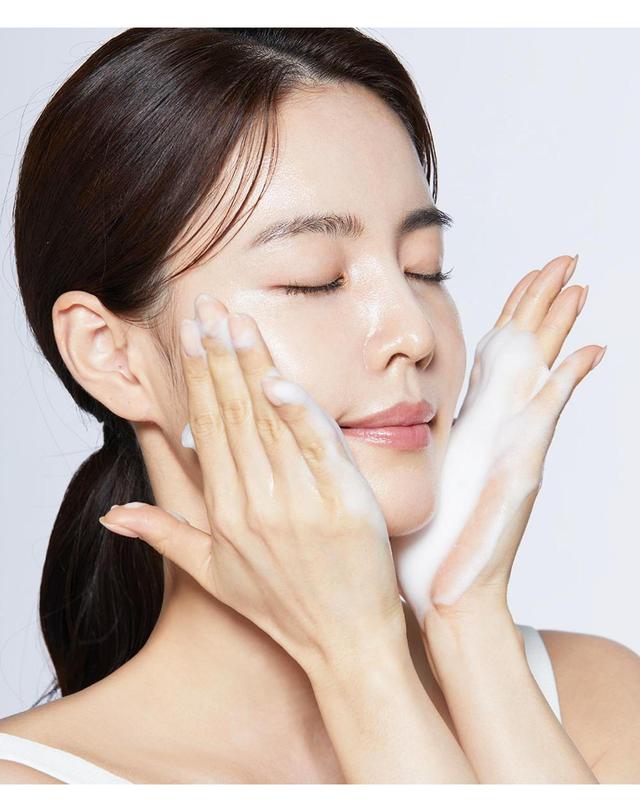 더셀랩 PDRN 소나무시카 셀톤 진정 수분 재생 폼클렌저 100ml (+고급쇼핑백) 착용컷